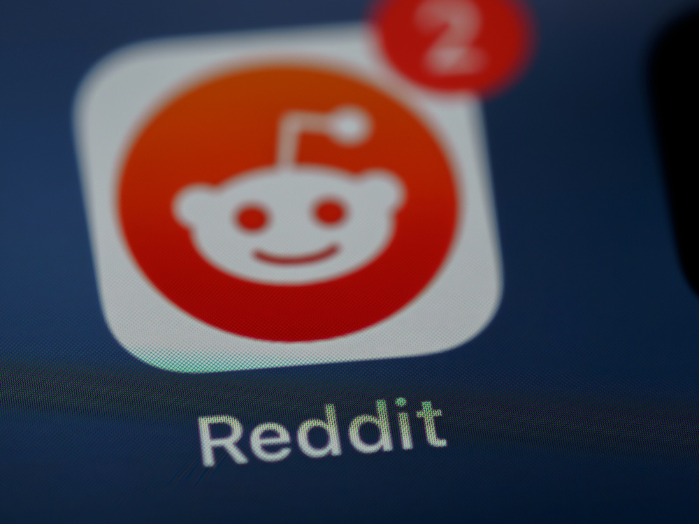 Anonymous Online Support vs. Real Weekly Recovery Groups: What Works Better?